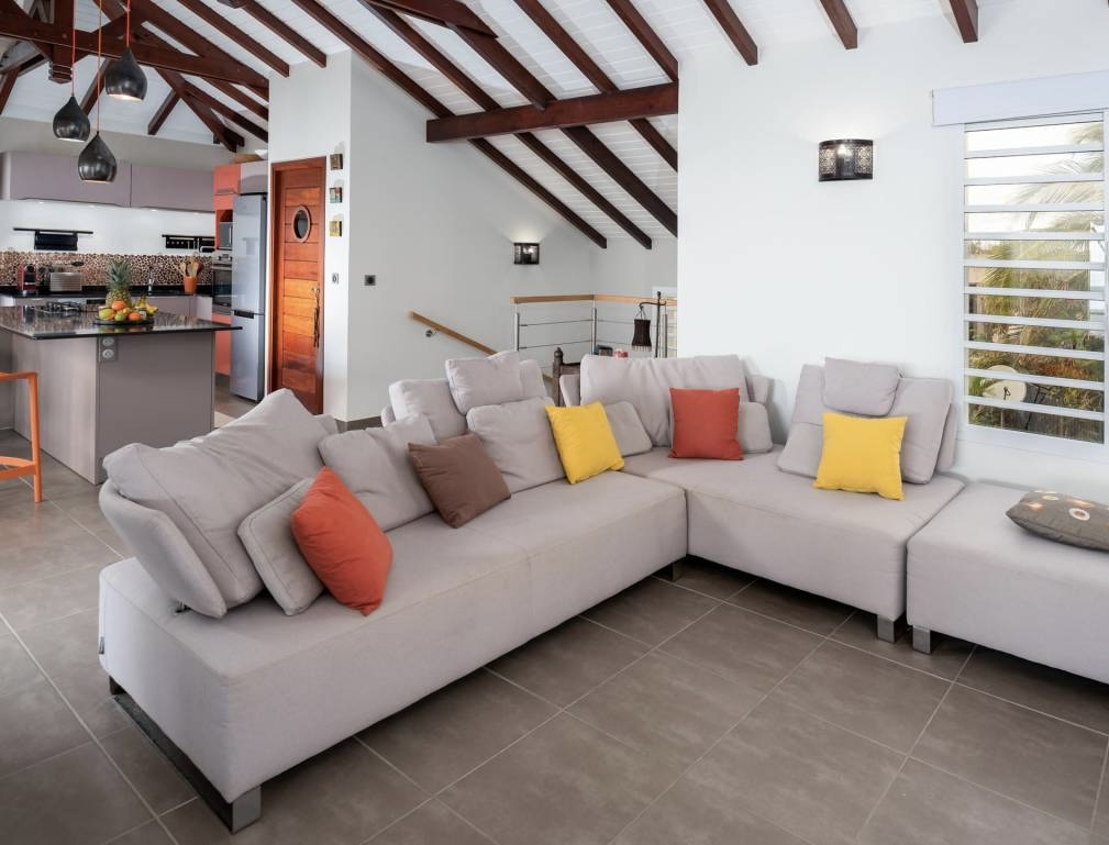 Salon intérieur contemporain de la Villa Aroha